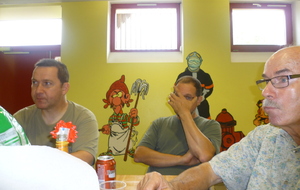 Mais... je rêve... y'a un un drôle de type avec un bonnet rouge... 